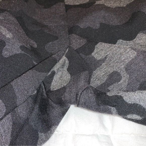 CABI CAMO Leggings pants iPhone side pocket women’s size small S - Picture 6 of 12